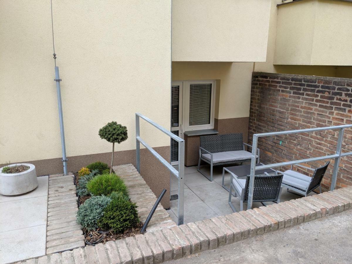 AP 1 - Hradec Apartments, Overnight Simply Hradec Králové Extérieur photo